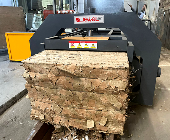 Sistema di pressatura dei rifiuti completamente automatico per una fabbrica di cartone russa