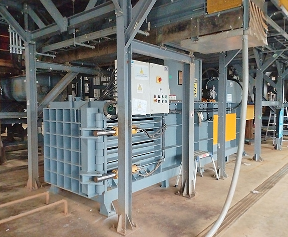 Soluzione di compressione ad alta efficienza per rottami di bottiglie in PET in Giappone