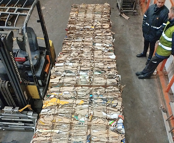 Soluzione di presse per cartoni ad alta efficienza per catene di supermercati su larga scala in Russia