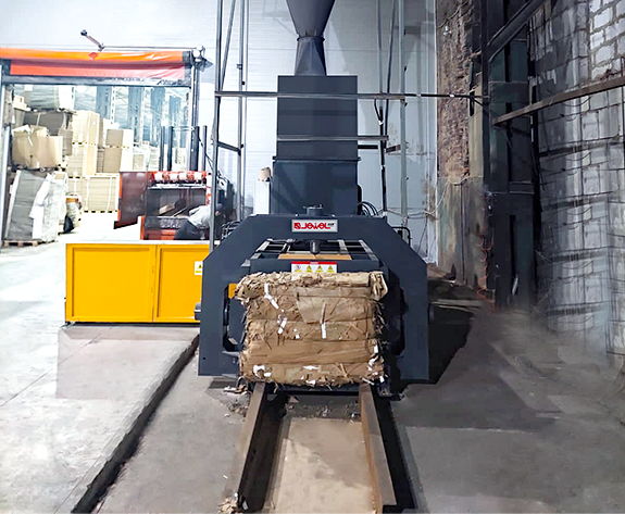Sistema di pressatura dei rifiuti completamente automatico per una fabbrica di cartone russa