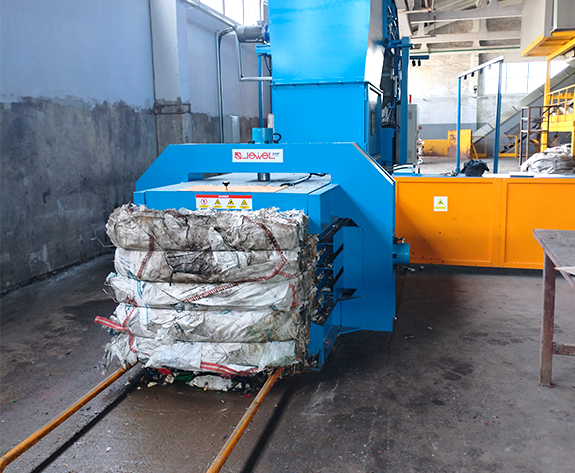 Soluzione di imballaggio ad alta efficienza per il riciclaggio di rifiuti di plastica e carta in Bielorussia